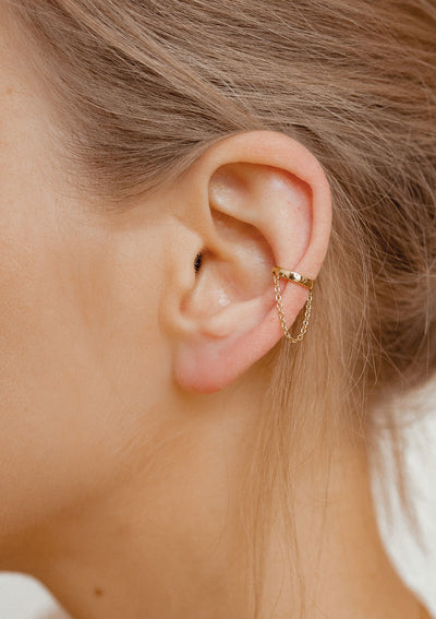 Klassischer Ear Cuff Ohrring mit Kettchen Sterlingsilber in Gold