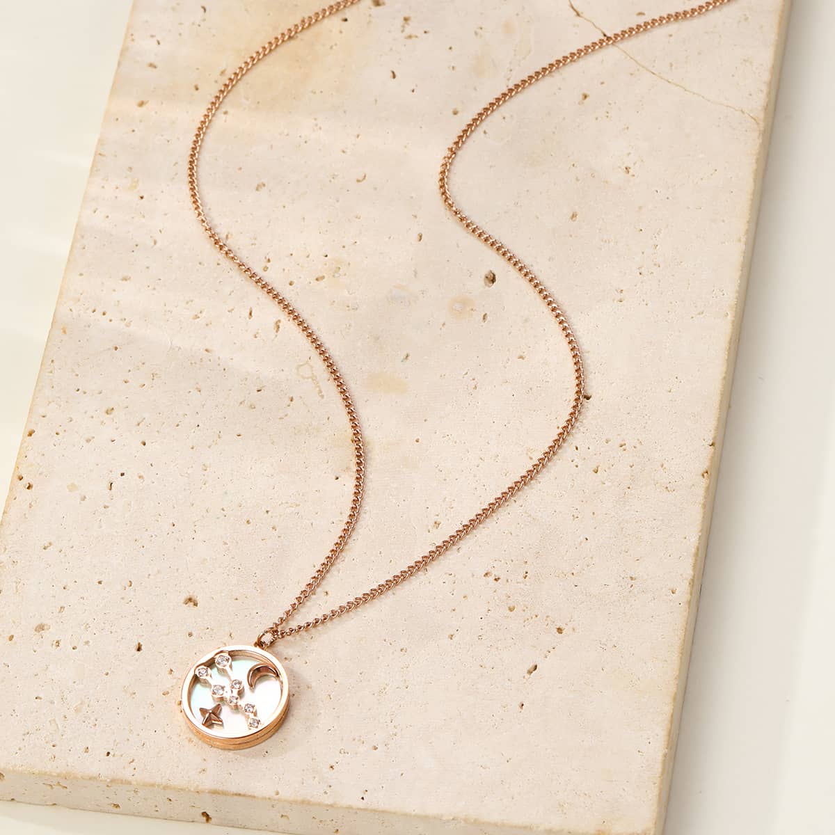 "Collier Constellation Étoile Taureau
"