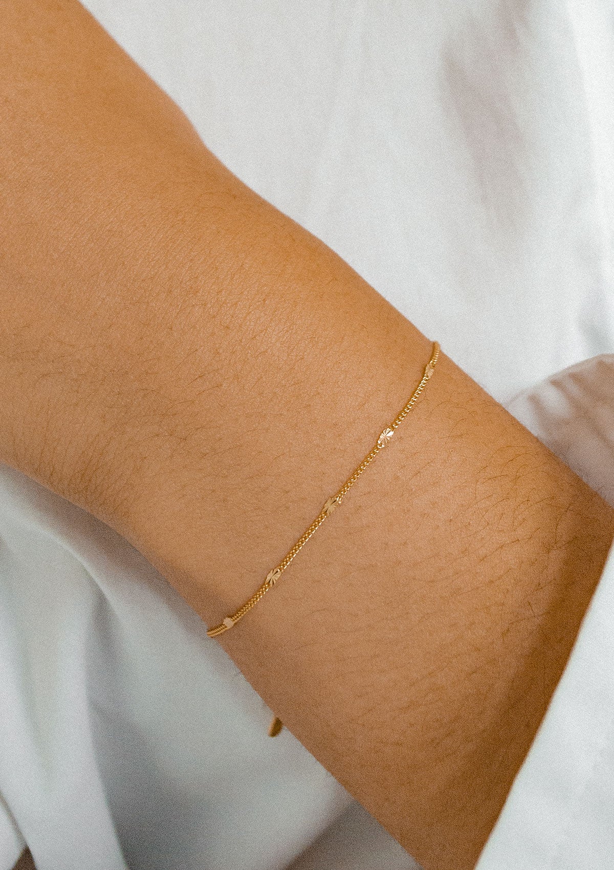 Brazalete de Cadena con Colgante Corazón Concha en Plata