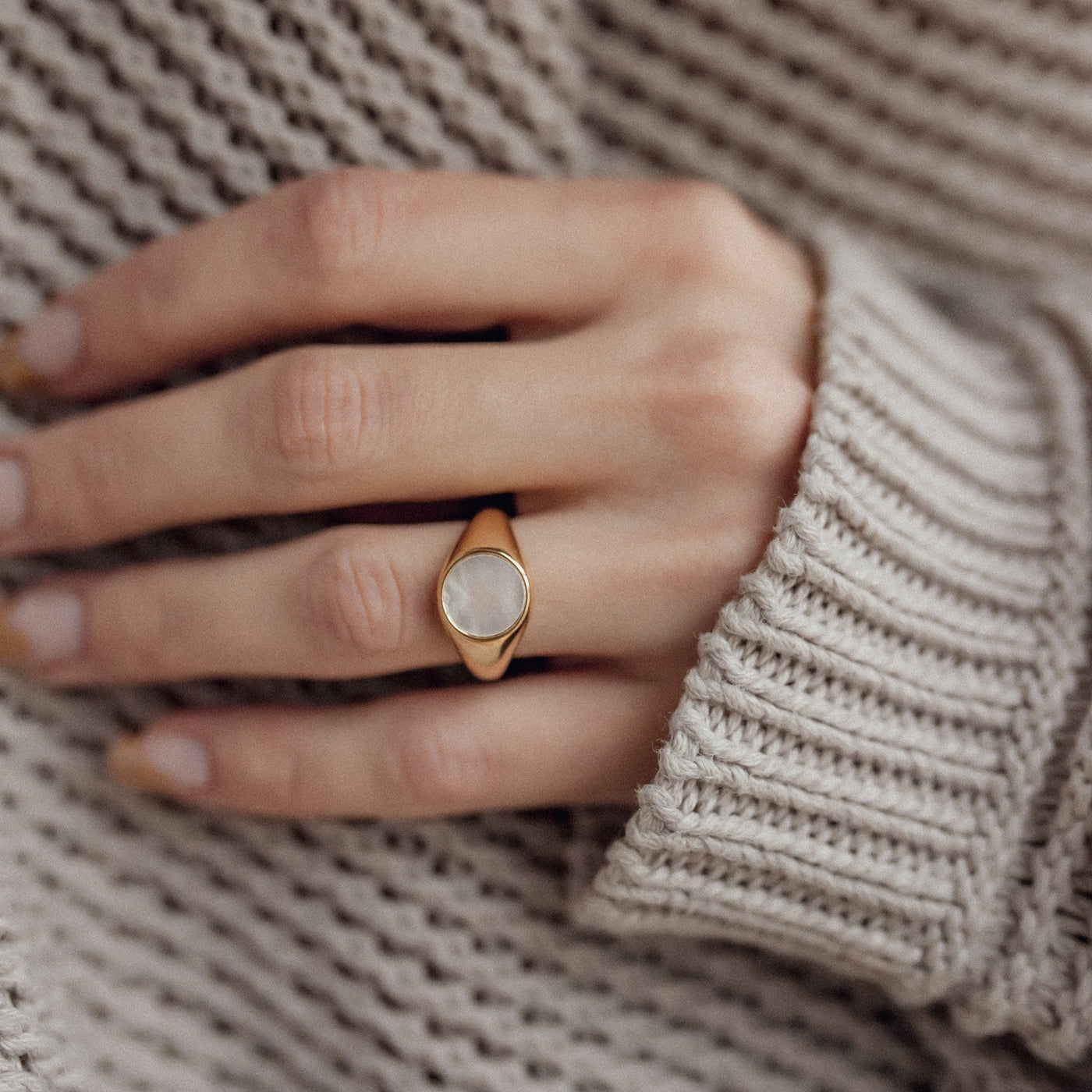 Circle Shell Signet Ring Gold