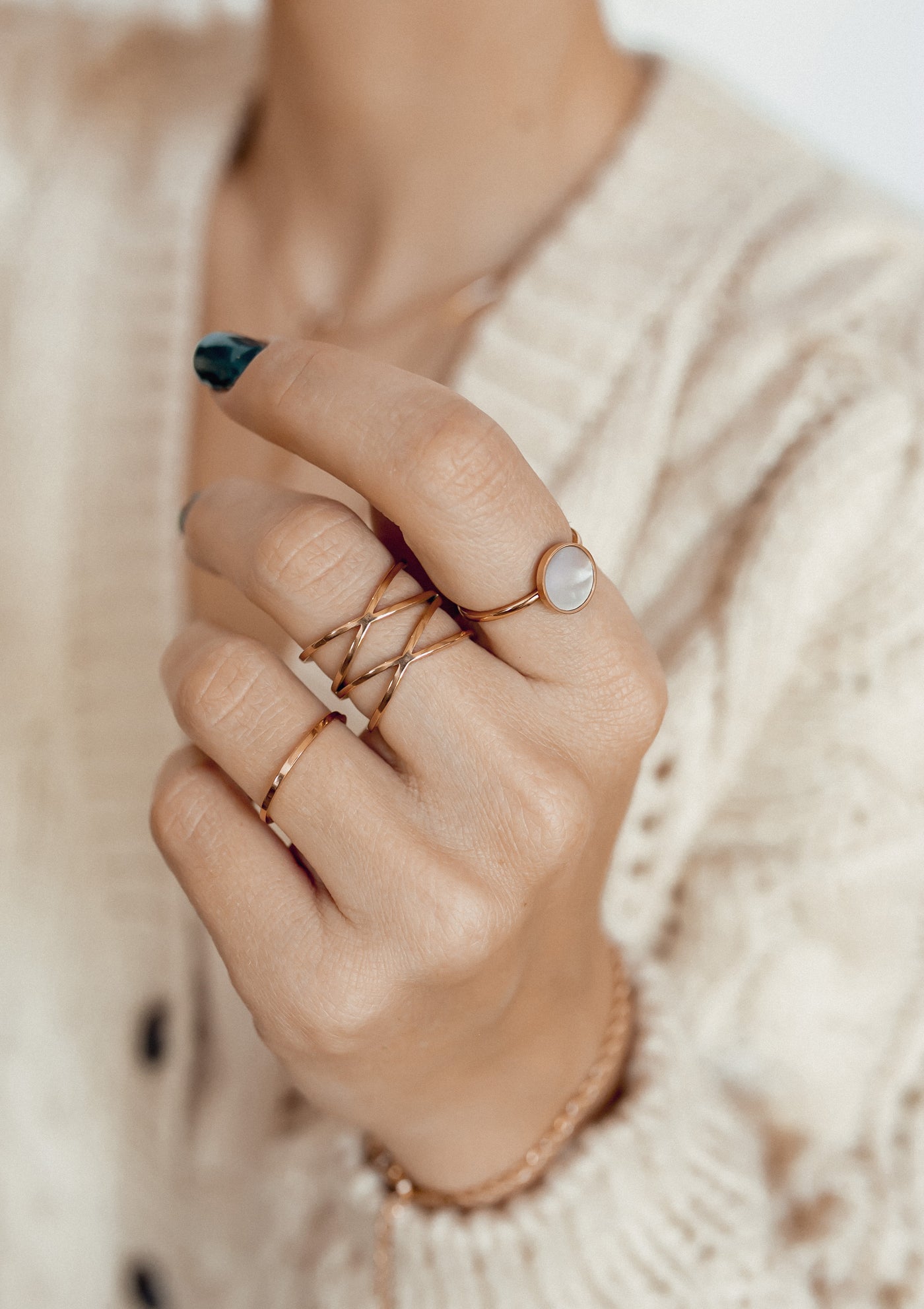 Anillo Delicado Piedra Lunar en Oro Rosa