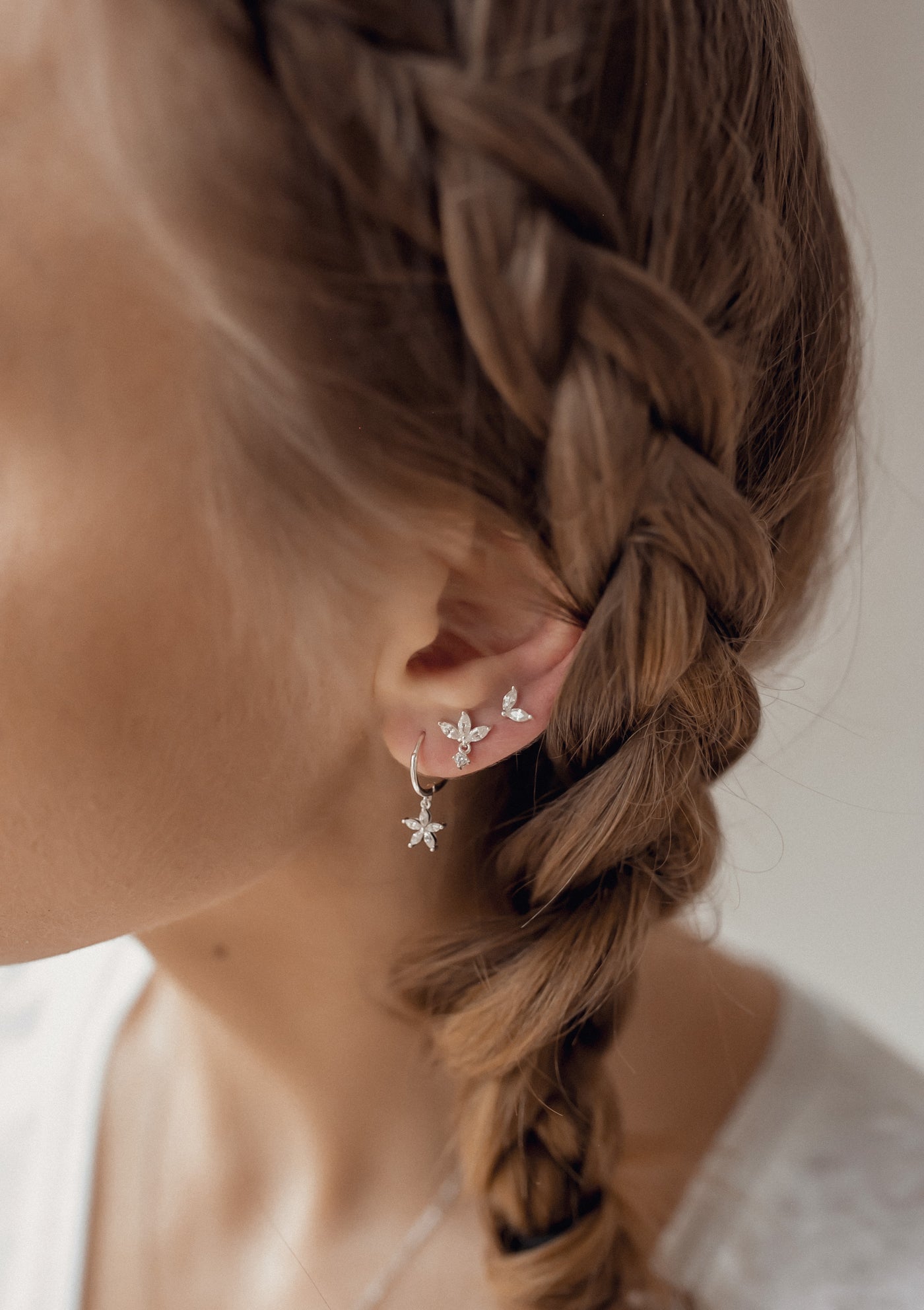 Gänseblümchen Huggie Ohrringe mit Schmucksteinen Sterlingsilber