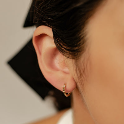 Pendientes Aro Beaded Destello en Oro Macizo 14K