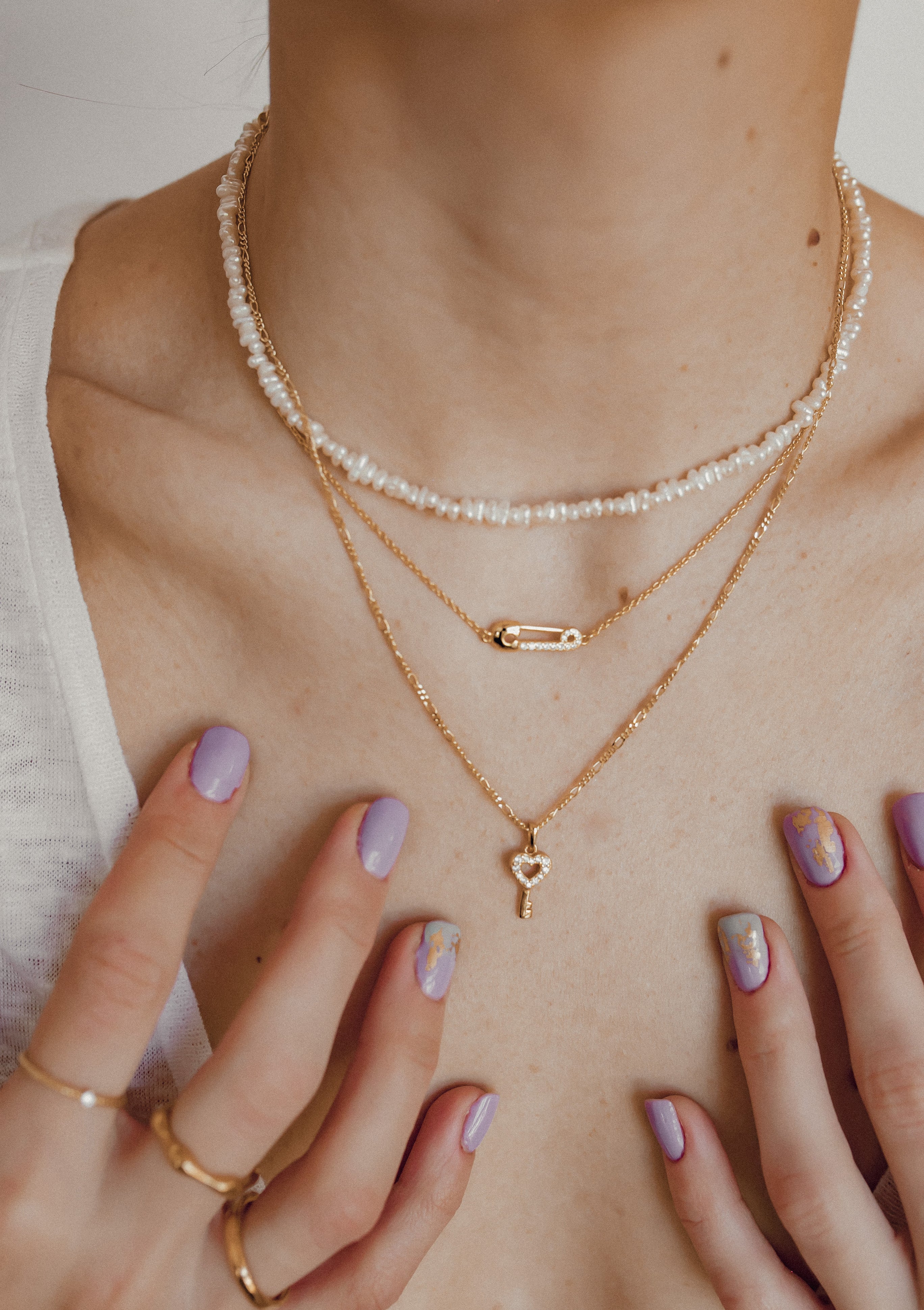 Necklace with good natural pearls and silver clasps plated with rose gold