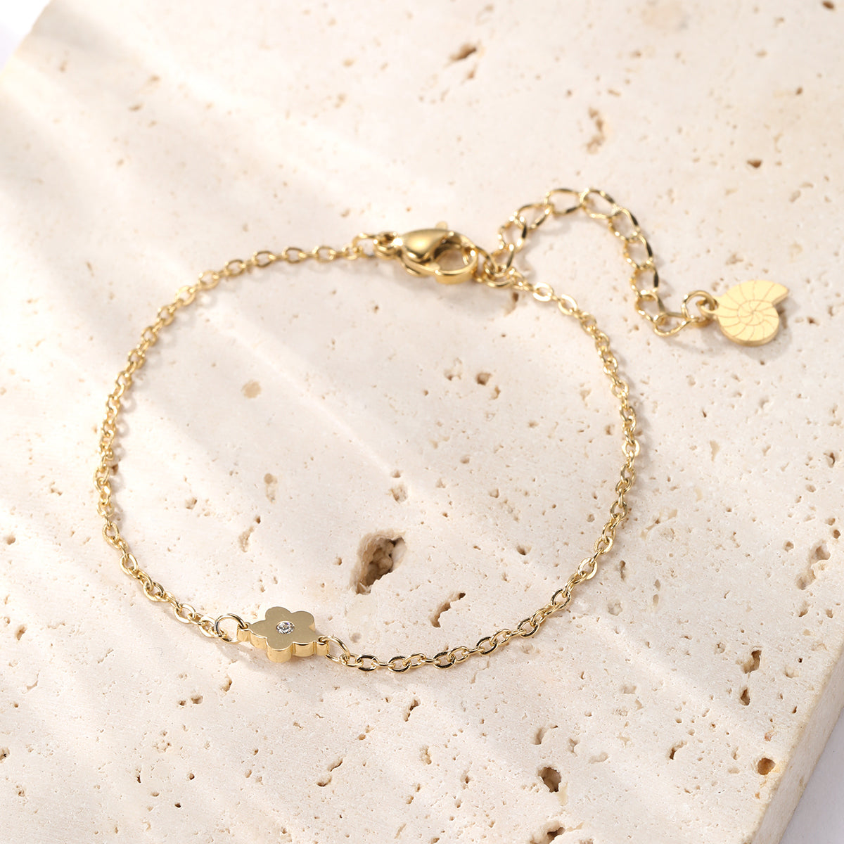 Filigranes Armband Blume in Gold