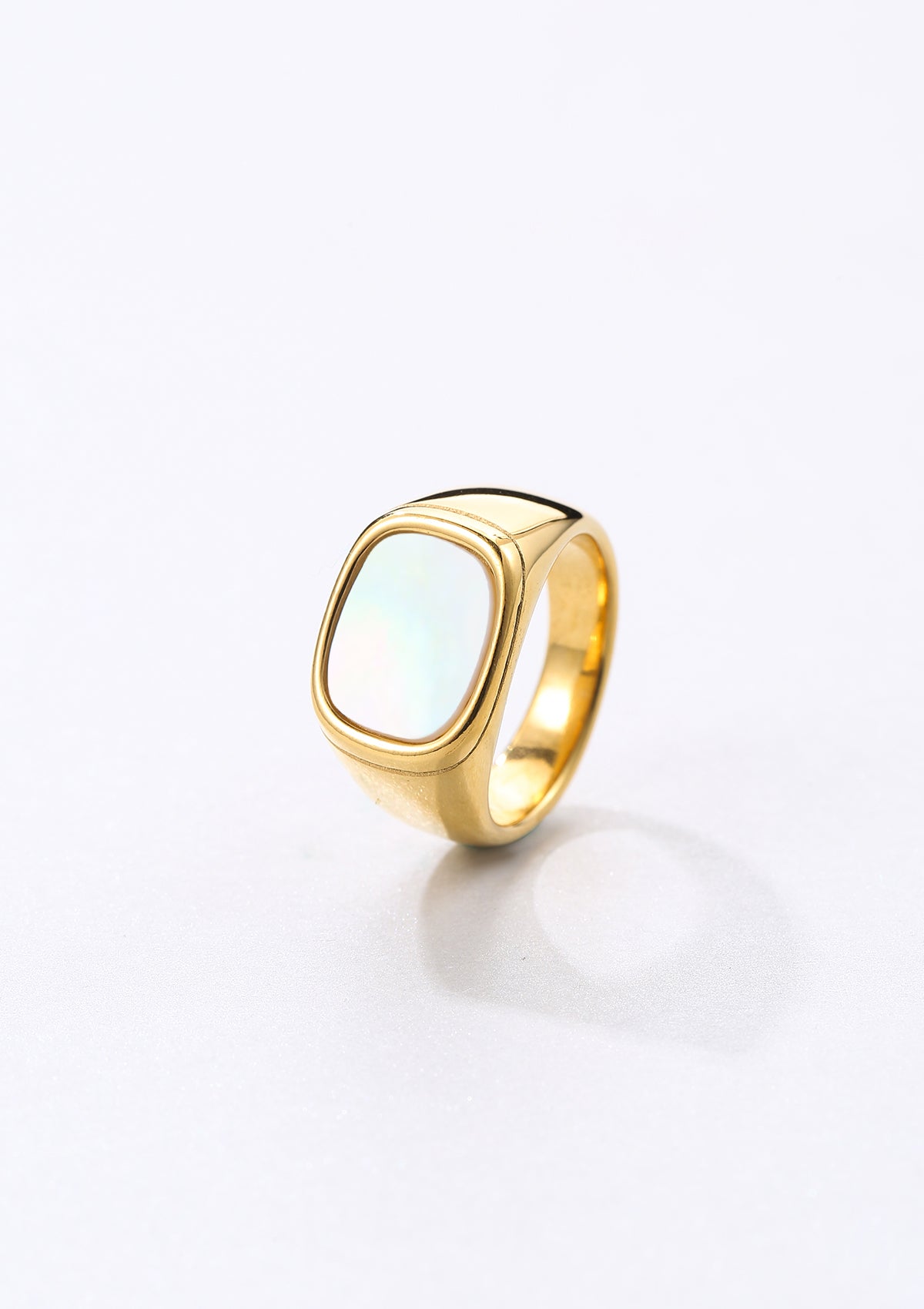 Anillo de Sello con Concha Rectangular en Oro