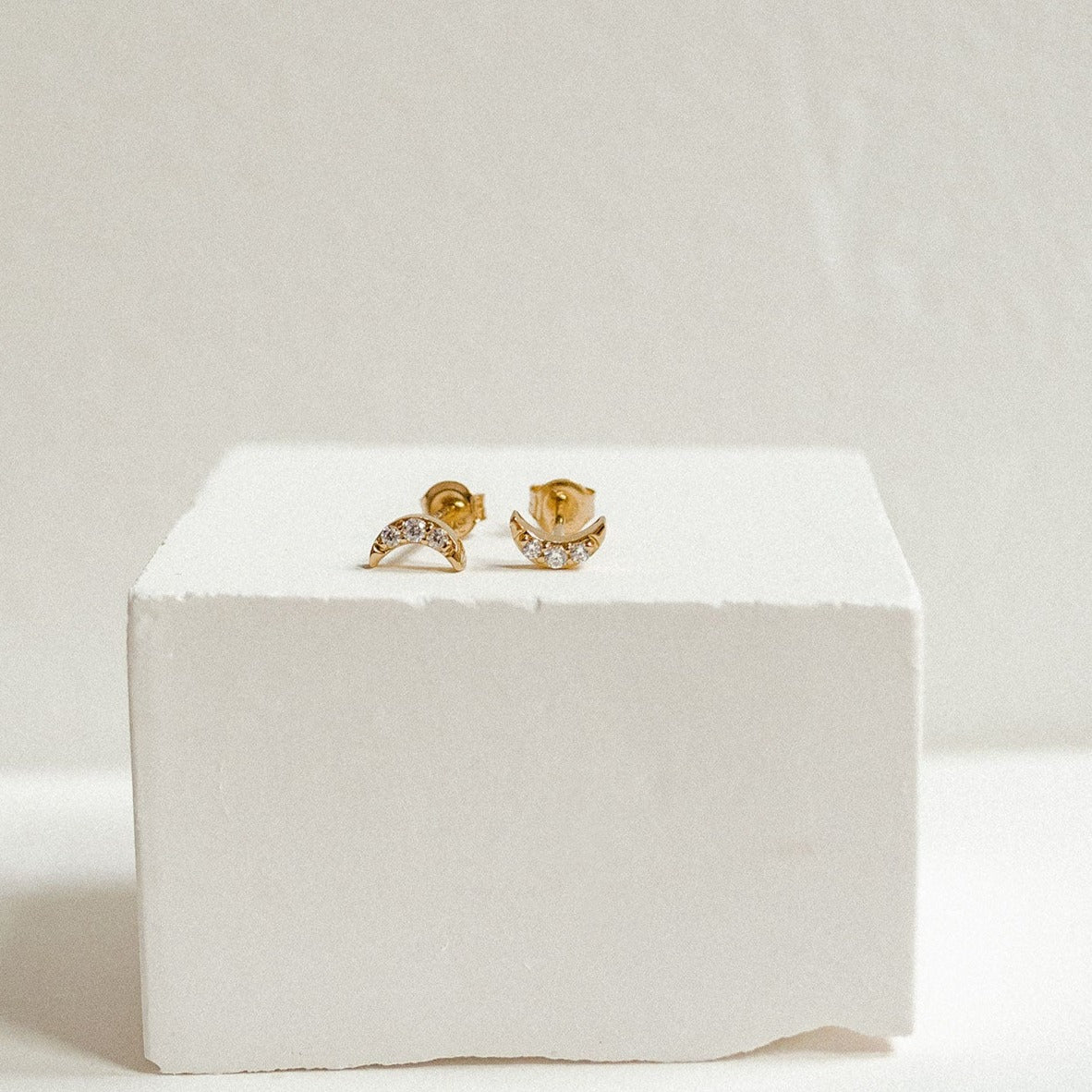 Renewal Stud Earrings 9K Gold