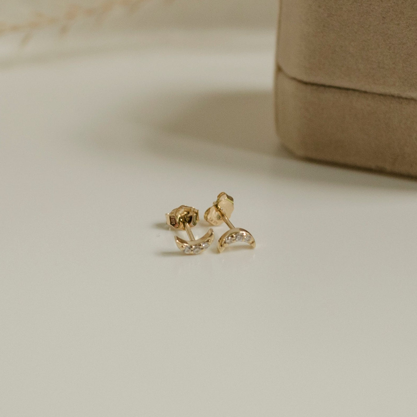 Renewal Stud Earrings 9K Gold