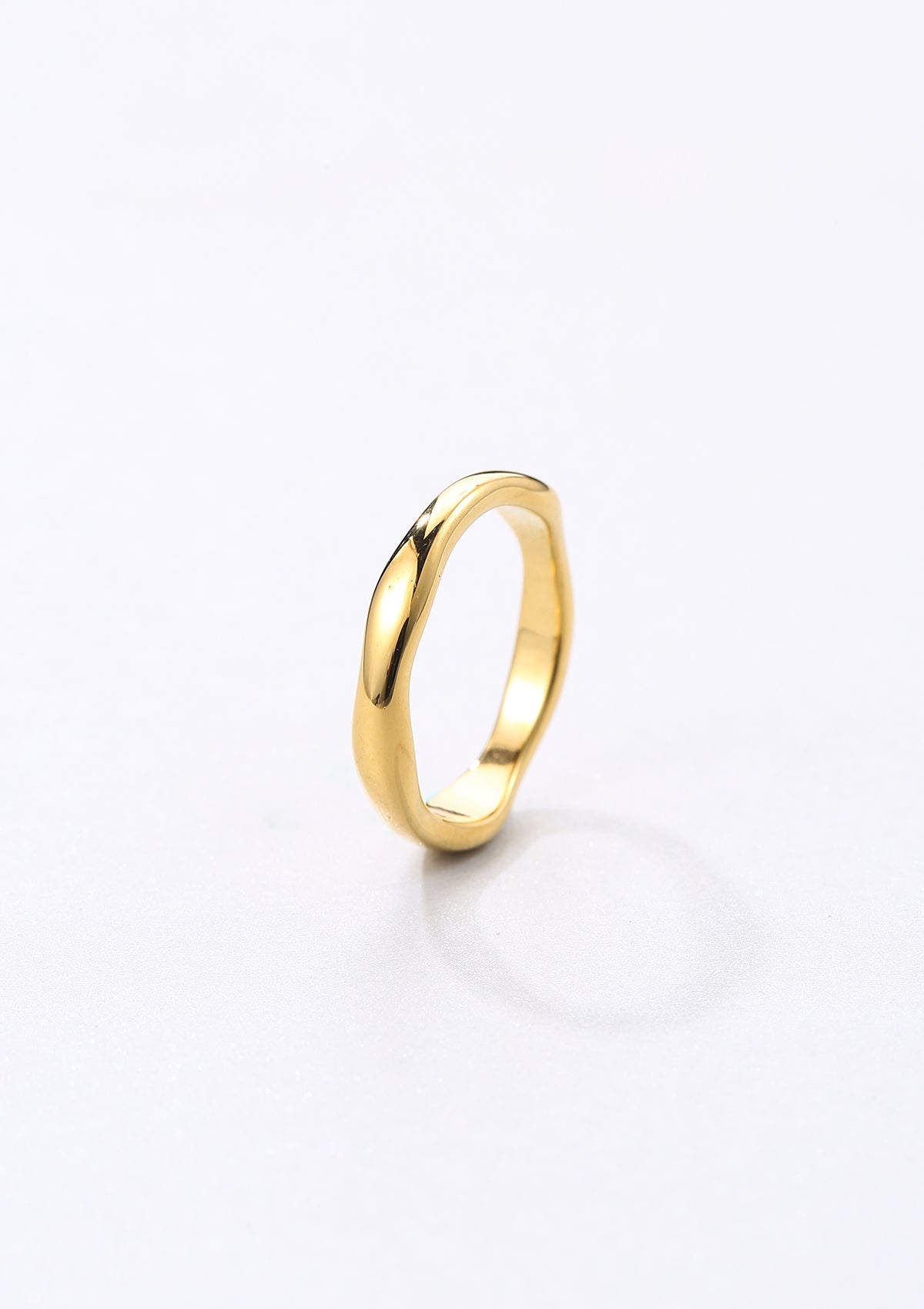 Slim Wavy Band Ring Gold