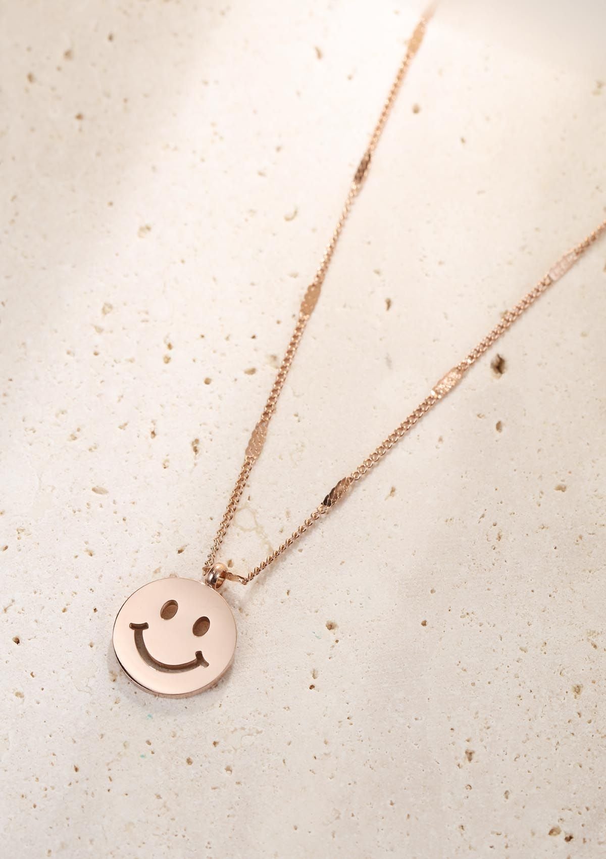 Collier Pendentif Visage Souriant en Or Rose