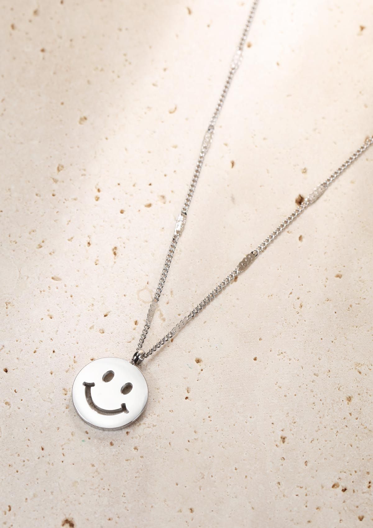 Smiley Gesicht Anhänger Hey – Happiness in Kette Silber